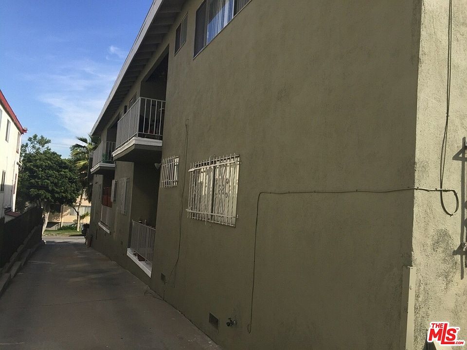 2nd image of 218 E Hyde Park Blvd