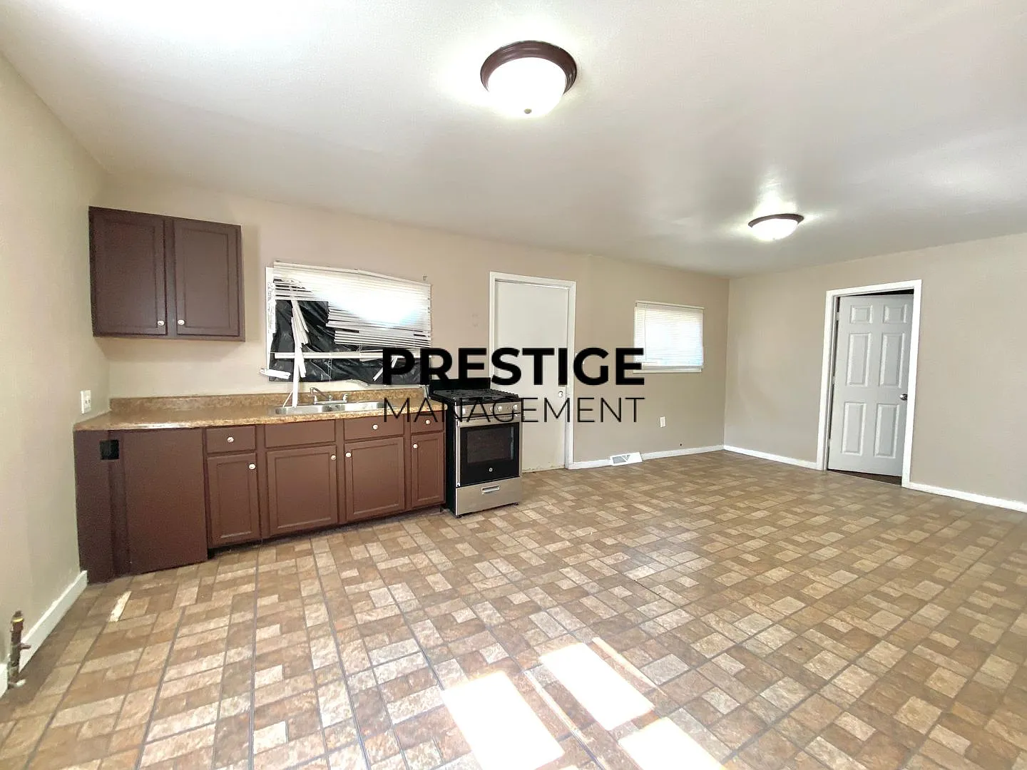2 Bed 1 Bath Home With Den — Photo 4
