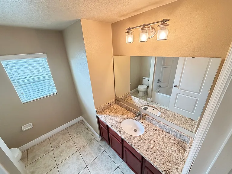 2411 Grasmere View Pkwy N — Photo 36