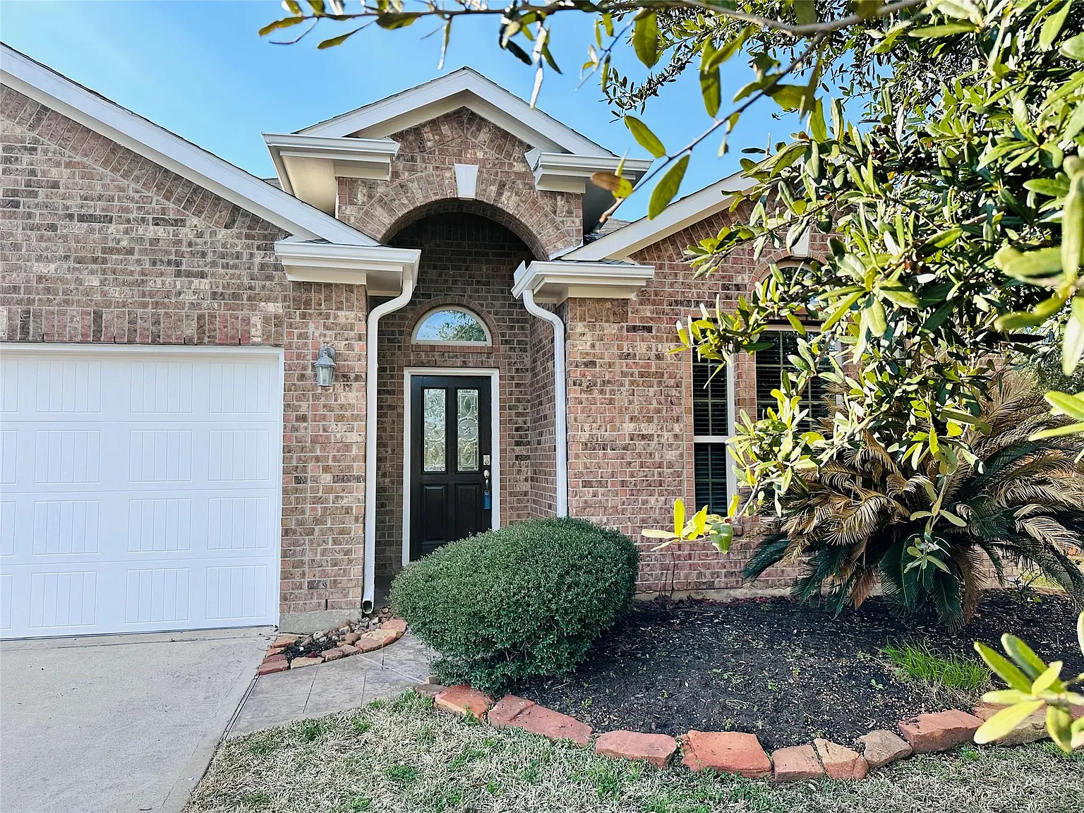 3 bed, 2.0 bath, 1884 sqft, $2,400 — Photo 2