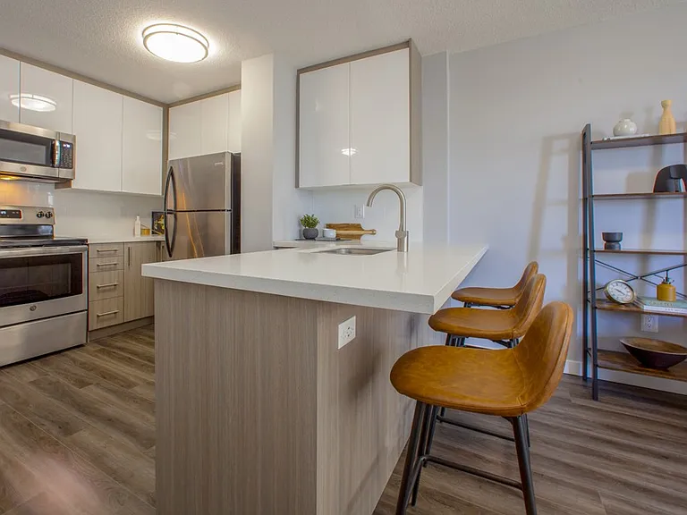 2575 Danforth Ave — Photo 34