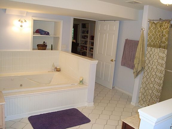 Large bathroom with jet tub