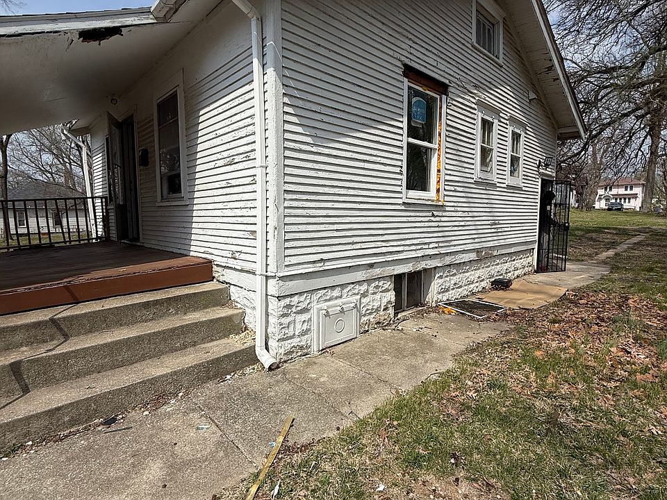 1st image of 830 E Rogers Ave