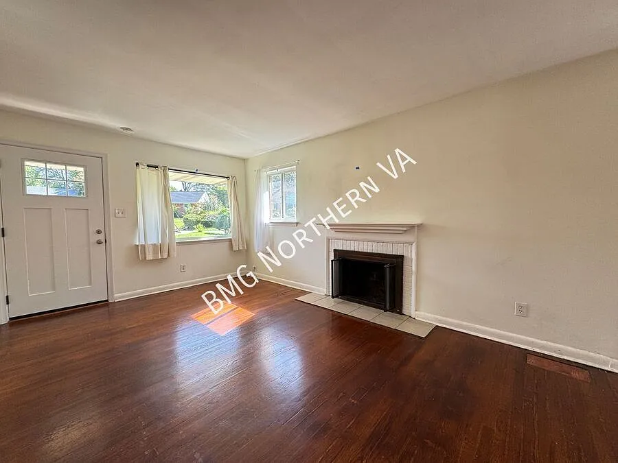 Bright 3-Bedroom, 2 Bath Home with Sunroom & Wooded Views — Photo 4