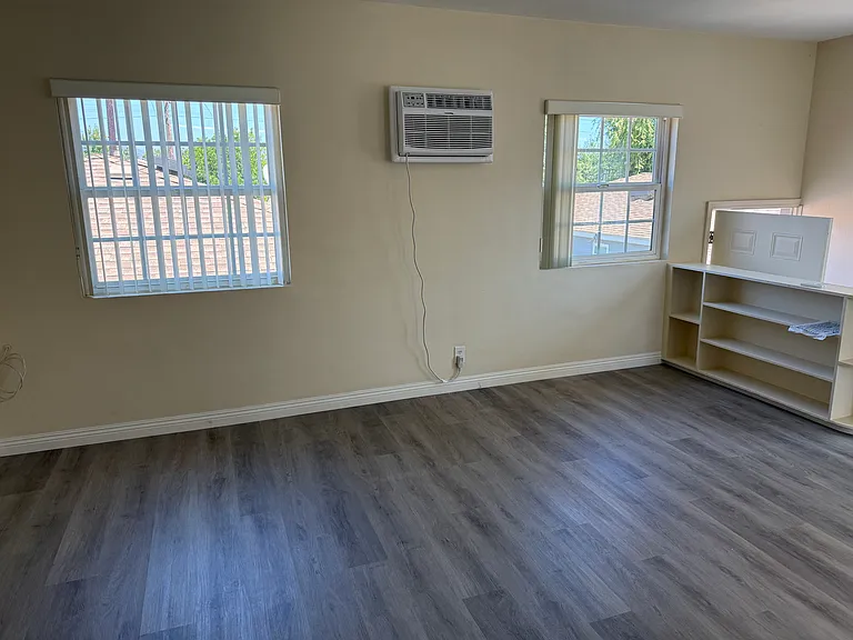 1521 1/2 N Hollywood Way #1521-1/2 — Photo 5