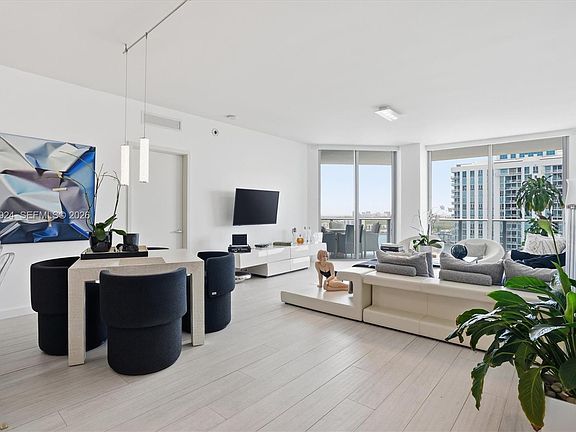 3rd image of 17301 Biscayne Blvd APT 1905