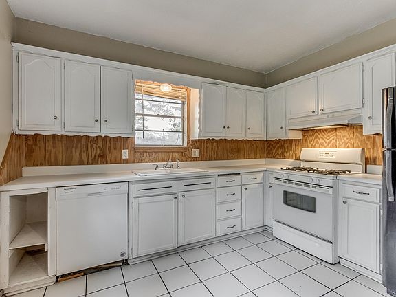 4th image of 704 Flamingo Ave