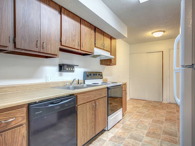 1902 Karen Ct — Photo 14