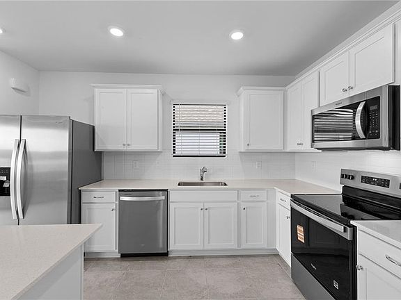 3rd image of 623 Lakeside Oasis AVE