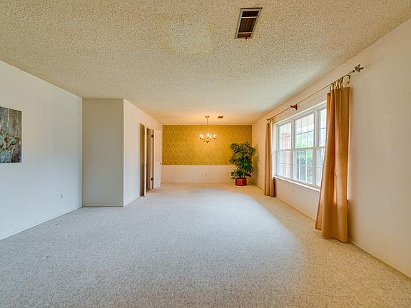 4th image of 2821 Auburn Dr