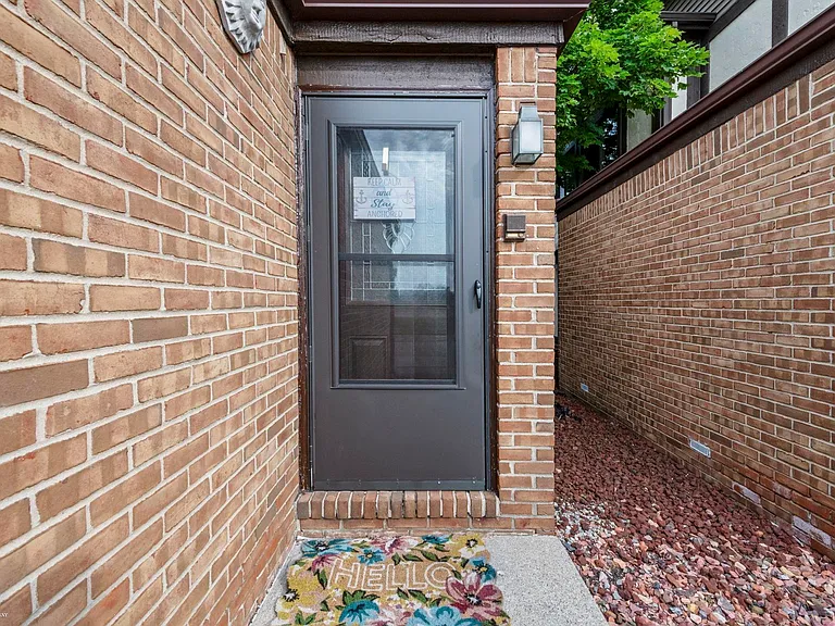 408 Country Club Dr — Photo 2