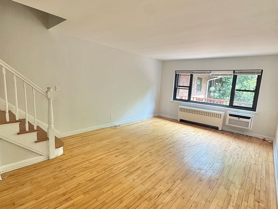 125 A7 spacious 4 bed 3 bath duplex!