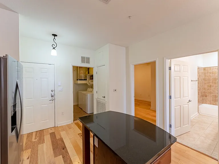 910 W 25th St #504 — Photo 7