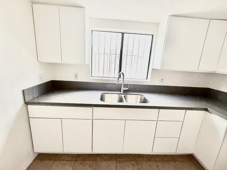 2562 Santa Fe Ave — Photo 2