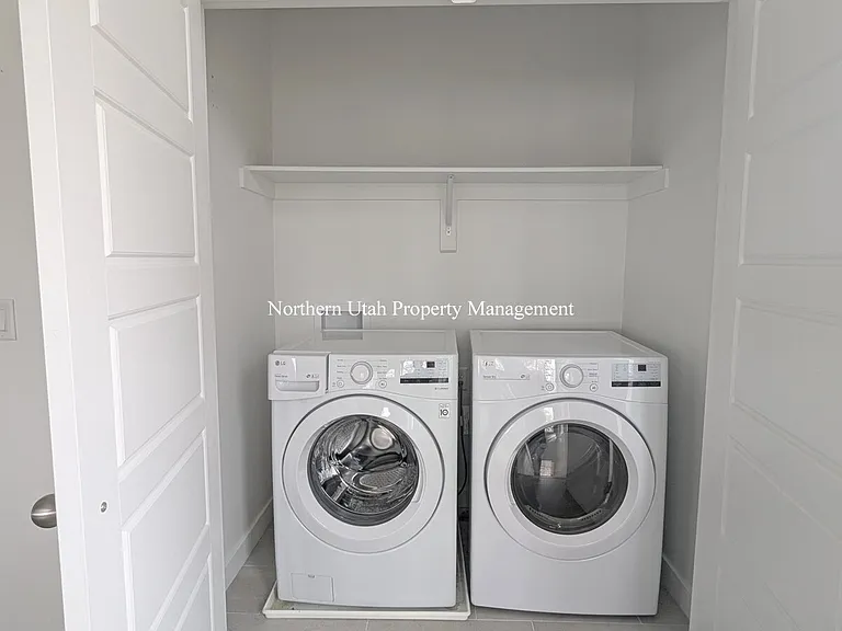 313 W 25 N — Photo 15