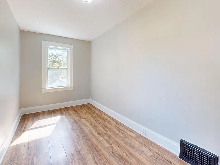 3149 W 32nd St — Photo 25