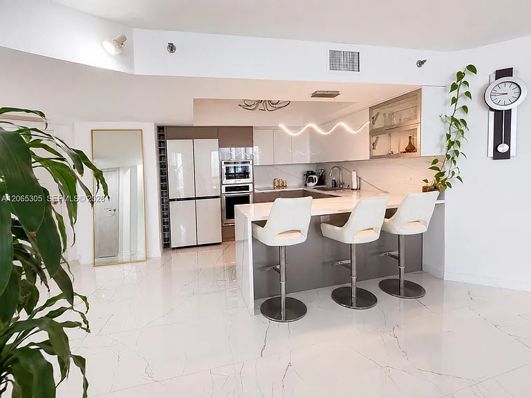 3600 Mystic Pointe Dr #1715 — Photo 2