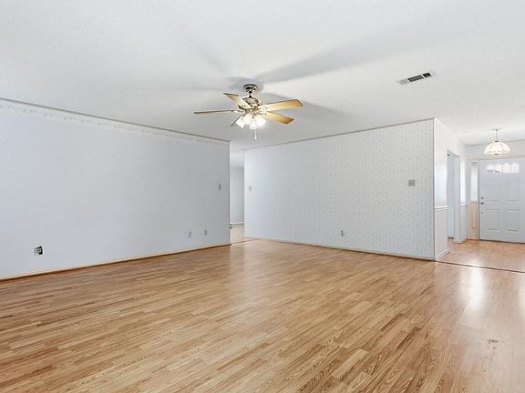 4th image of 221 S Presidential Cir