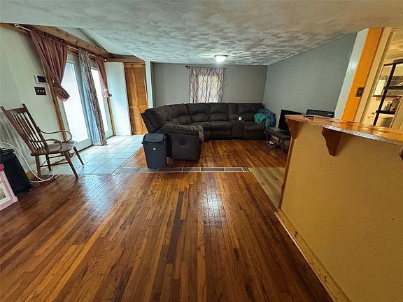 4th image of 709 Sabine St