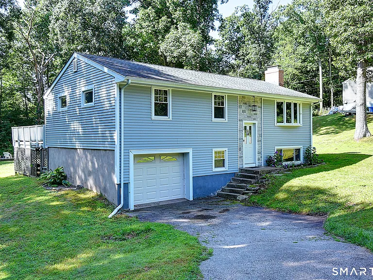 58 Elizabeth Dr — Photo 1