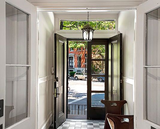 4th image of 44 Stuyvesant St