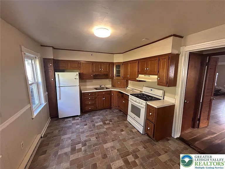 1122 E 4th St — Photo 5