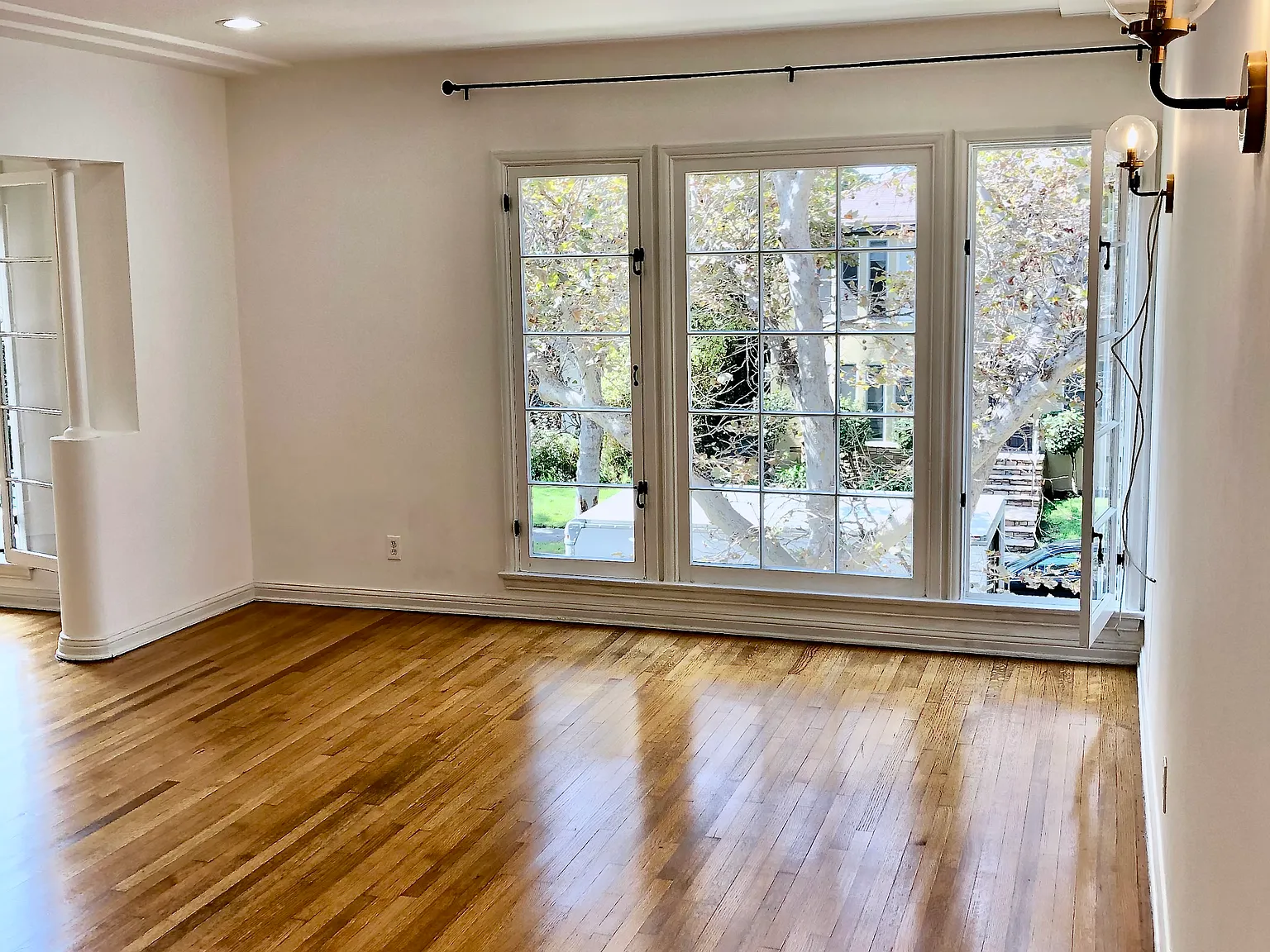 344 1/2 N Sycamore Ave — Photo 3