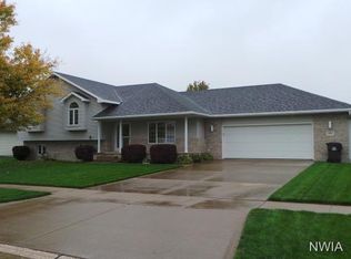 606 Coniston Cir, Sergeant Bluff, IA 51054