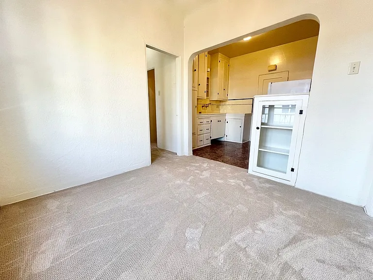 Charming Vintage 1BD/1BA Upstairs Corner Unit Near 7th Street | On-Site Laundry — Photo 6