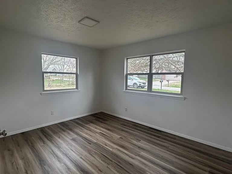 107 W Maple St — Photo 12