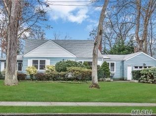 24 Glengariff Rd, Massapequa Park, NY 11762