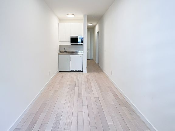 3rd image of 206 W 21st St APT 11
