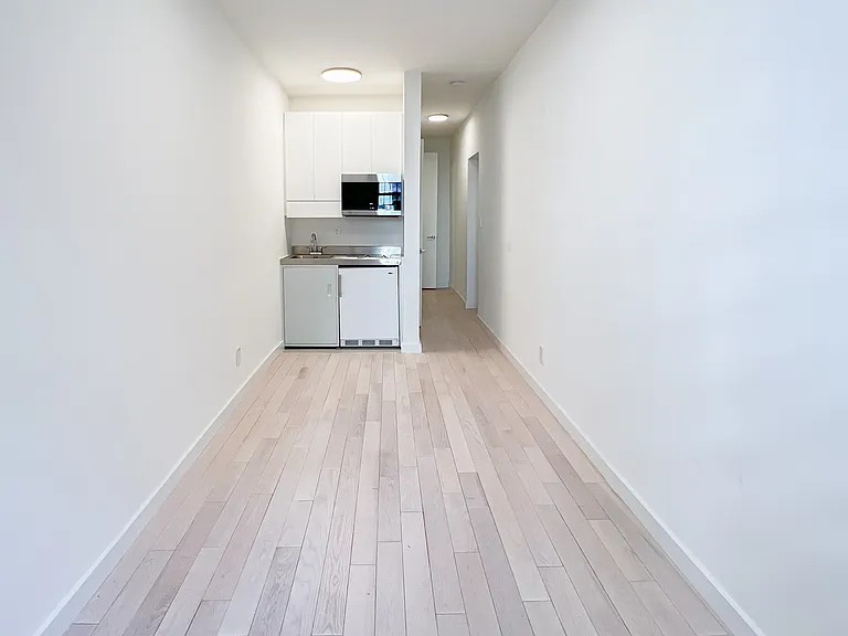 206 W 21st St #C3 — Photo 2