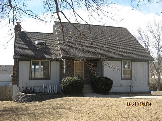 1st image of 916 NW Valley Woods Dr