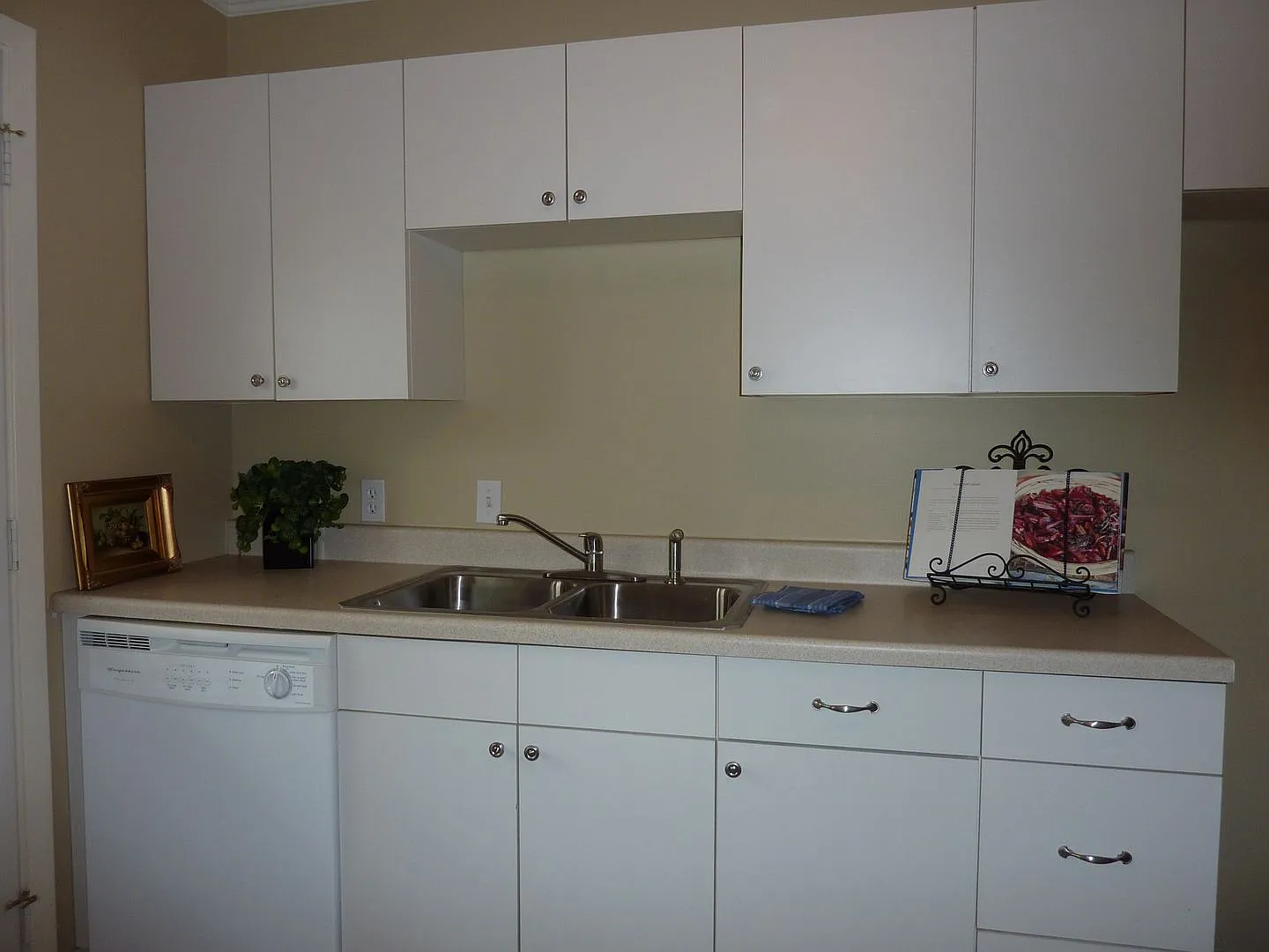 Beautiful 2 Bed 1 Bath In Quiet Area - No Pets Allowed — Photo 4