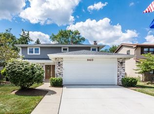 940 Dearborn Cir, Carol Stream, IL 60188