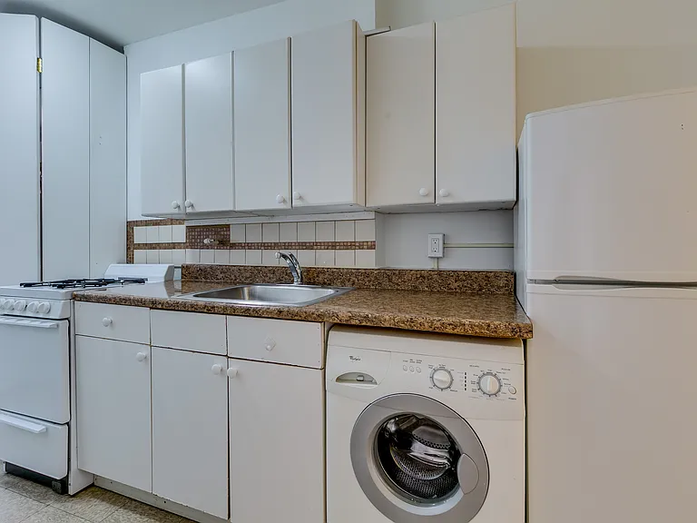 81 Q St SW #2 — Photo 8
