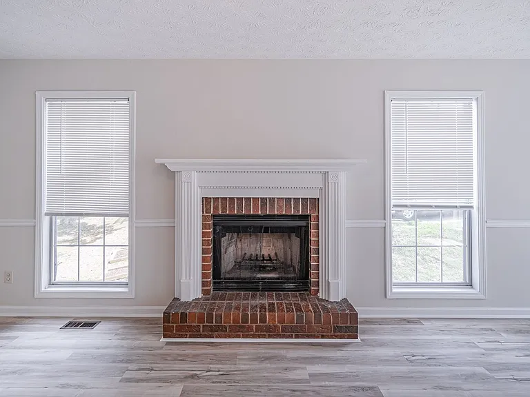2402 Betsy Ct SW — Photo 12