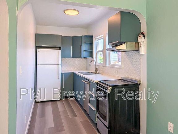 3rd image of 2218 Hoyt Ave Unit B