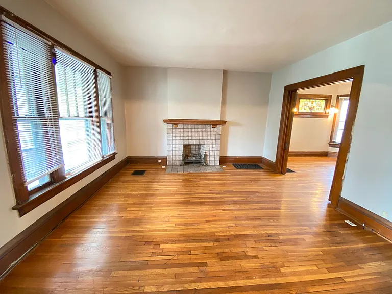 2329 Indianola Ave — Photo 4