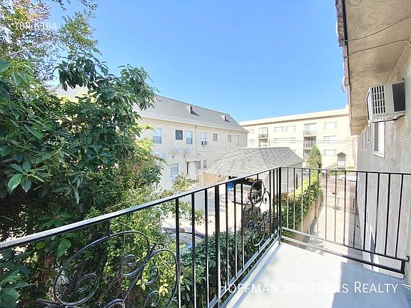 4th image of 1541 N Formosa Ave #17A