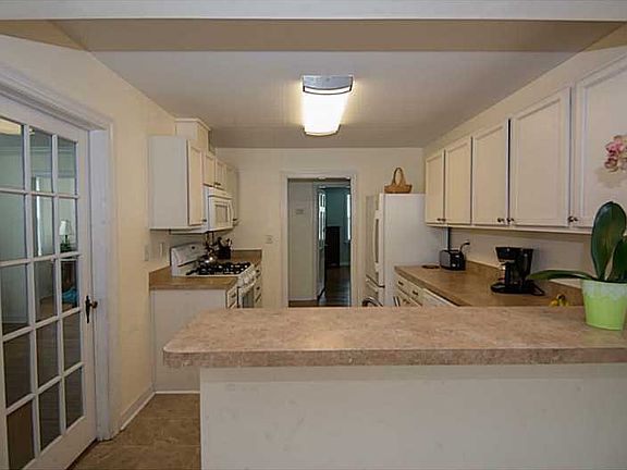 3rd image of 4008 Caroline Ave