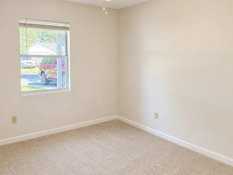 140 Royal Cir — Photo 7