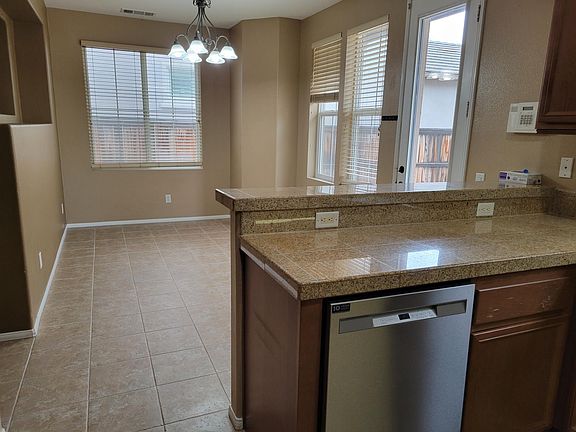 4th image of 28365 Wellsville St