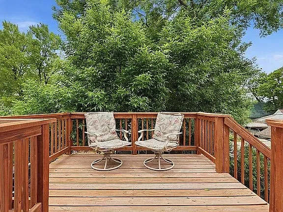 Private upper floor apartment with separate entrance 1 block from downtown Loveland — Photo 1