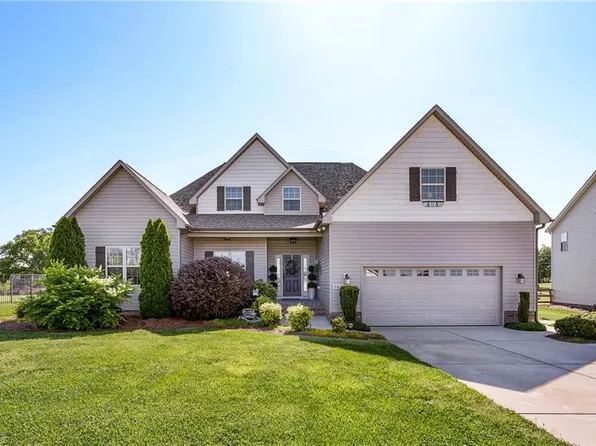107 Crestbourne Ct, Stokesdale, NC 27357
