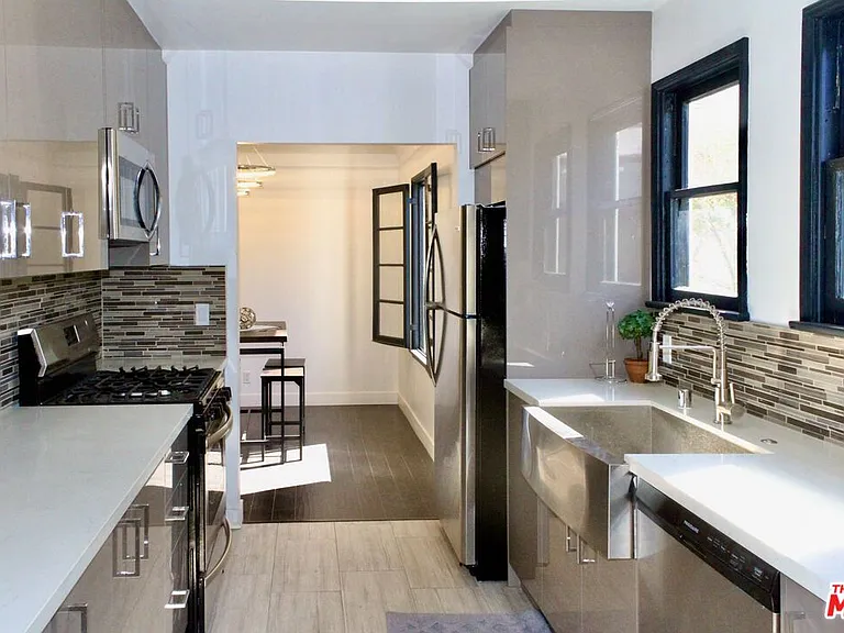 8216 Willoughby Ave — Photo 5