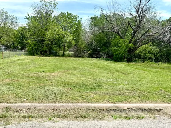 205 W Houston St, Bowie, TX 76230