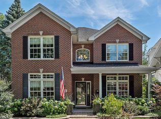 31 N Linden Ave, Westmont, IL 60559