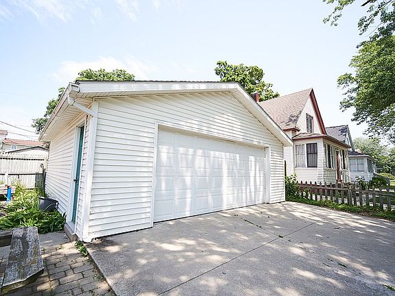 4th image of 455 College Ave